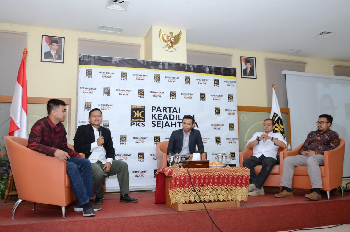 PKSejahtera's tweet photo. Pipin Sopian (Jubir PKS) Ada beberapa skema untuk menutup atau mengganti pendapatan daerah yang hilang dari dihapuskannya pajak sepeda motor ini. 

Selengkapnya saksikan live streaming diskusi publik seputar #ProgramKampanyePKS disini : 

https://t.co/ufS1U0afLH #2019PilihPKS https://t.co/tkqEWeXsup