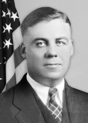 Today, FBI remembers Special Agent/Inspector Samuel P. Cowley, who died on this day as a result of wounds sustained on 11/27/1934, while Cowley & Special Agent Herman E. Hollis were trying to capture Lester Gillis, aka "Baby Face" Nelson. #WallofHonor …