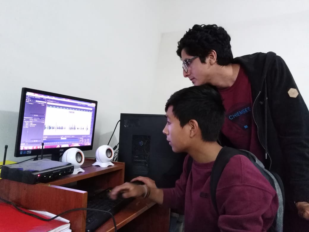 educa_mpt's tweet photo. ¡Los Radioclubes escolares continúan! Estudiantes de  secundaria de la institución educativa Virgen del Carmen realizaron grabaciones para su programa radial acerca de "Conciencia estudiantil". #MásEducaciónMenosViolencia https://t.co/FWZ6uwmyYd