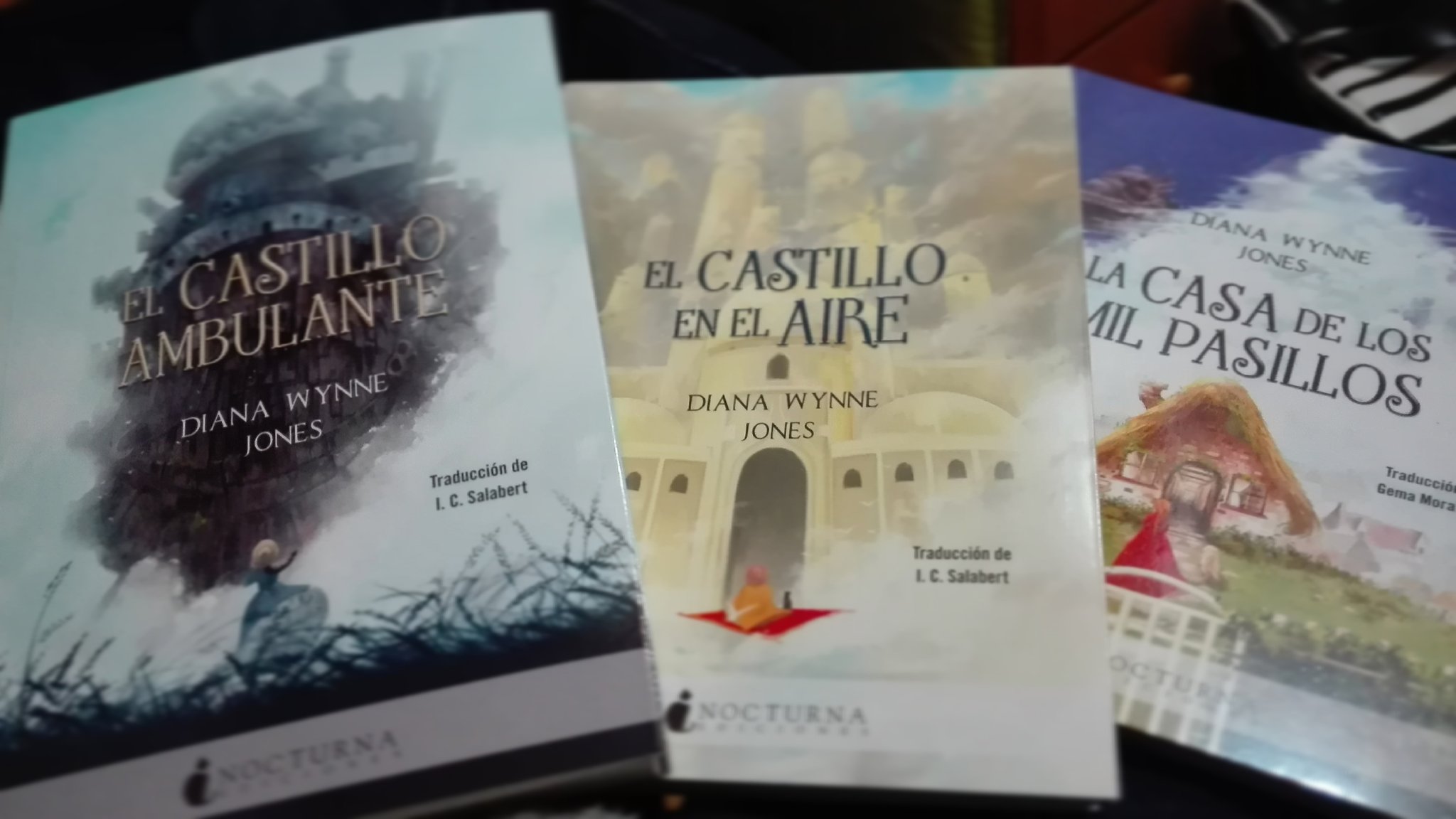 Generación GHIBLI on X: Ya ha salido a la venta la nueva edición de los  tres libros de la saga 'El castillo ambulante', de Diana Wynne Jones,  editados por @NocturnaEd. En el