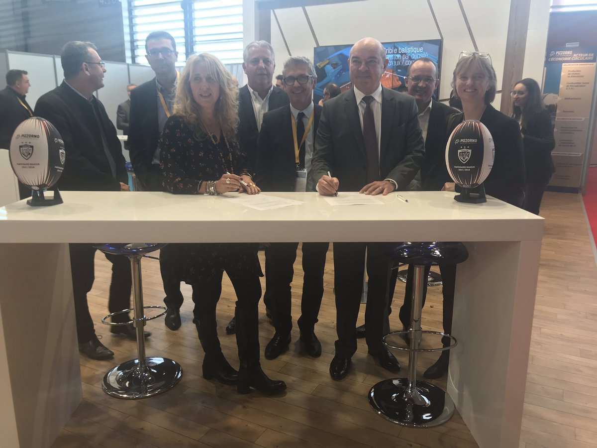 ErickMASCARO1's tweet photo. .@GRDF .@WLGaz Signature convention de partenariat sur le stand de l’entreprise PIZZORNO au salon @Pollutec. Il est question de #valorisationdechets en #GazVert amélioration #qualitedelair avec l’utilisation du #GNV et du #BioGNV https://t.co/wc4Cgvl9dV