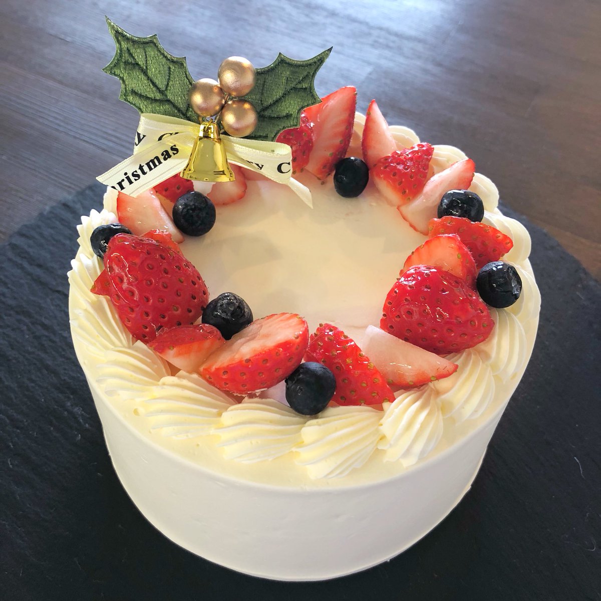 きん Auf Twitter 今年のクリスマスは シックなリースのフラワーケーキと オープン直後で とりあえず味見てみたいわ というご近所さんのご要望で シンプルないちごのショートケーキもご用意します クリスマスのいちごの入荷サイズにより飾り方が変わる可能性が