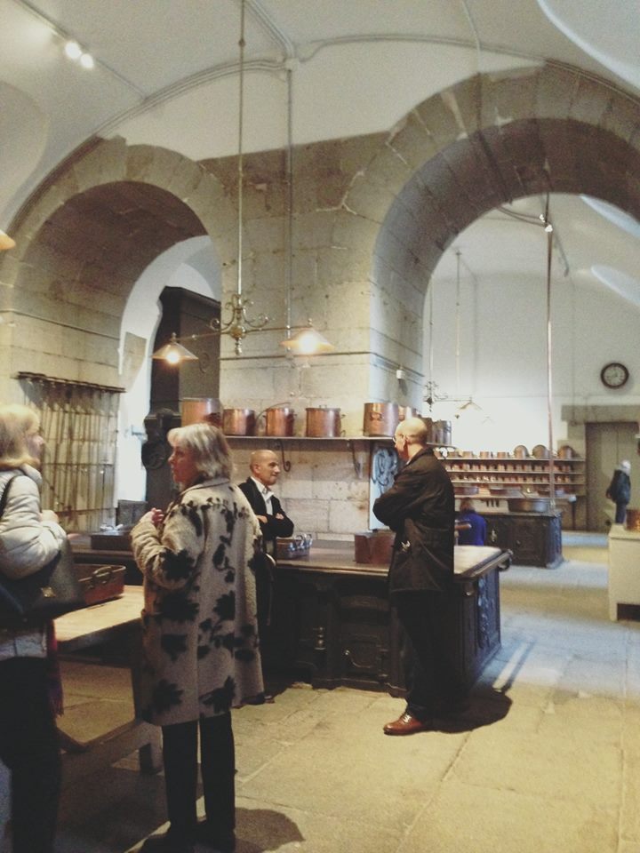casadellibro's tweet photo. 🤩 Ayer visita de lujo a las Cocinas del Palacio Real y merienda en el #CafedeOriente de #Madrid con Anne Jacobs, autora de ‘Las hijas de la Villa de las Telas’ gracias a @megustaleer https://t.co/soRXU86elX