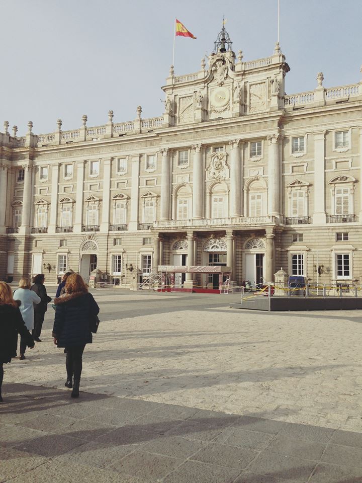 casadellibro's tweet photo. 🤩 Ayer visita de lujo a las Cocinas del Palacio Real y merienda en el #CafedeOriente de #Madrid con Anne Jacobs, autora de ‘Las hijas de la Villa de las Telas’ gracias a @megustaleer https://t.co/soRXU86elX
