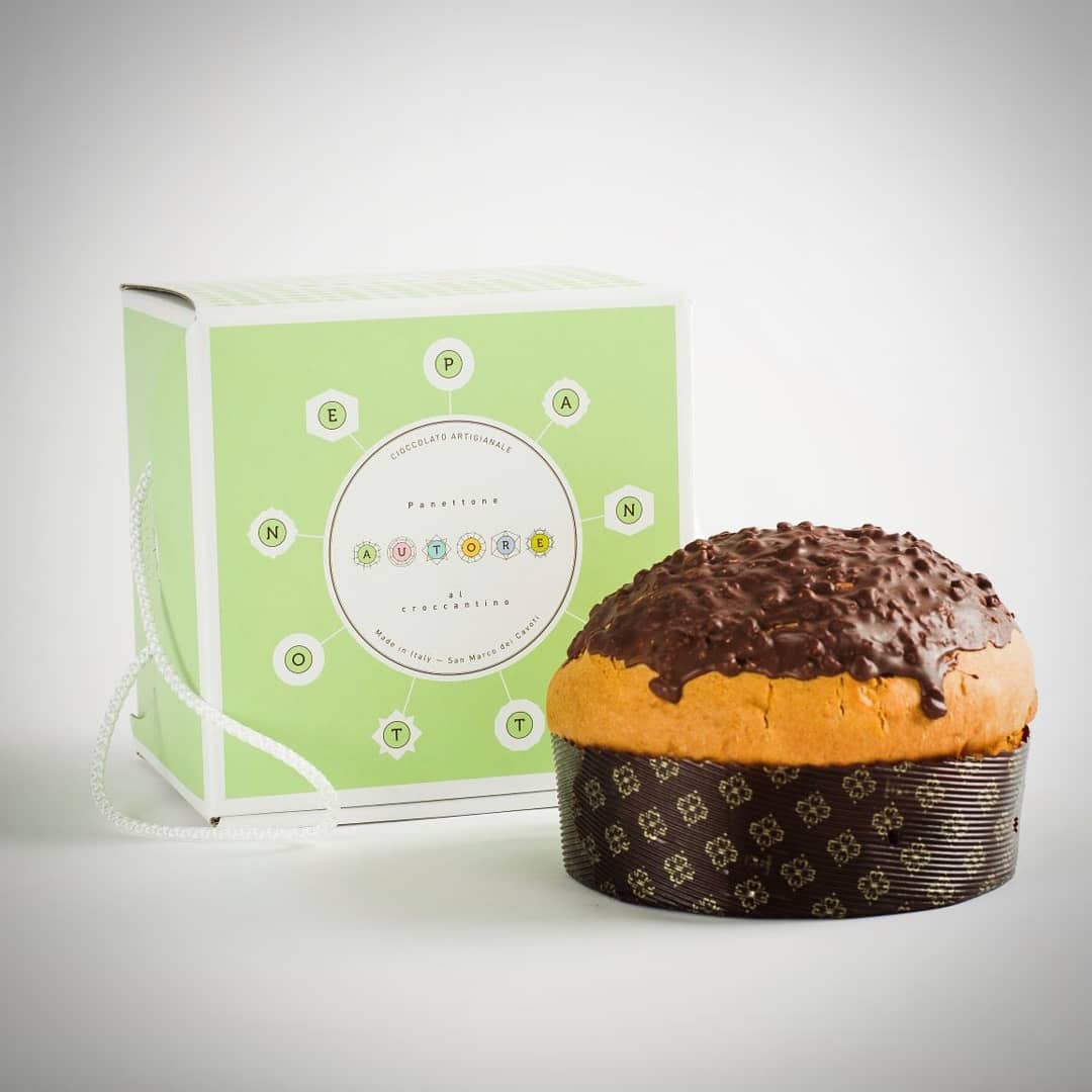 AutoreChocolate's tweet photo. Quando il lievito naturale di madre bianca incontra il cioccolato fondente e la granella artigianale del nostro croccantino, nasce il #PANETTONE AL #CROCCANTINO di Autore Chocolate, soffice e delicato!   

https://t.co/gode7dzwIV https://t.co/1QqB7gnB8z