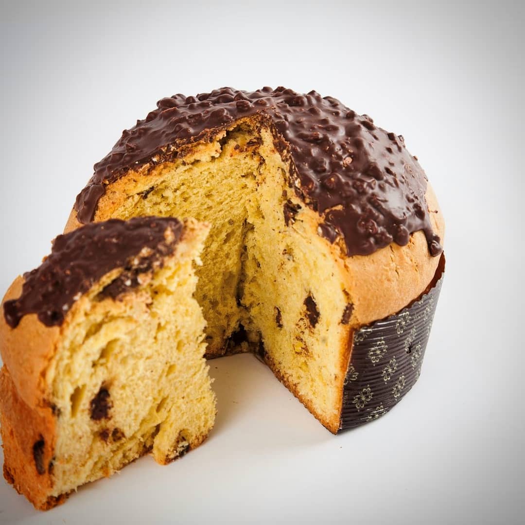 AutoreChocolate's tweet photo. Quando il lievito naturale di madre bianca incontra il cioccolato fondente e la granella artigianale del nostro croccantino, nasce il #PANETTONE AL #CROCCANTINO di Autore Chocolate, soffice e delicato!   

https://t.co/gode7dzwIV https://t.co/1QqB7gnB8z