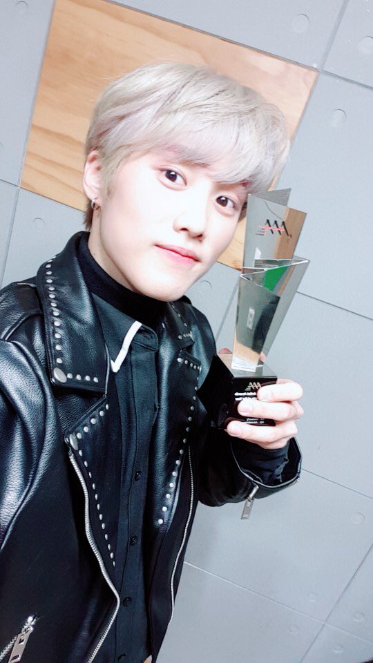 WE_THE_BOYZ's tweet photo. 더비!!! 진심으로 감사드립니다 ㅠㅠㅠ 더비 덕분에 또 신인상을 탔습니다!!! TheB!!! Thank you so so so much for allowing to us recieve another ROTY award from AAA!! It's always been bc of you guys! #thankyou #AAA #ROTY #D-1 https://t.co/BDMpRDbgt3