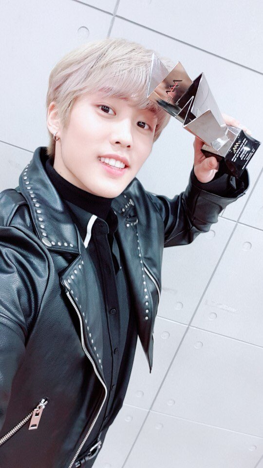 WE_THE_BOYZ's tweet photo. 더비!!! 진심으로 감사드립니다 ㅠㅠㅠ 더비 덕분에 또 신인상을 탔습니다!!! TheB!!! Thank you so so so much for allowing to us recieve another ROTY award from AAA!! It's always been bc of you guys! #thankyou #AAA #ROTY #D-1 https://t.co/BDMpRDbgt3