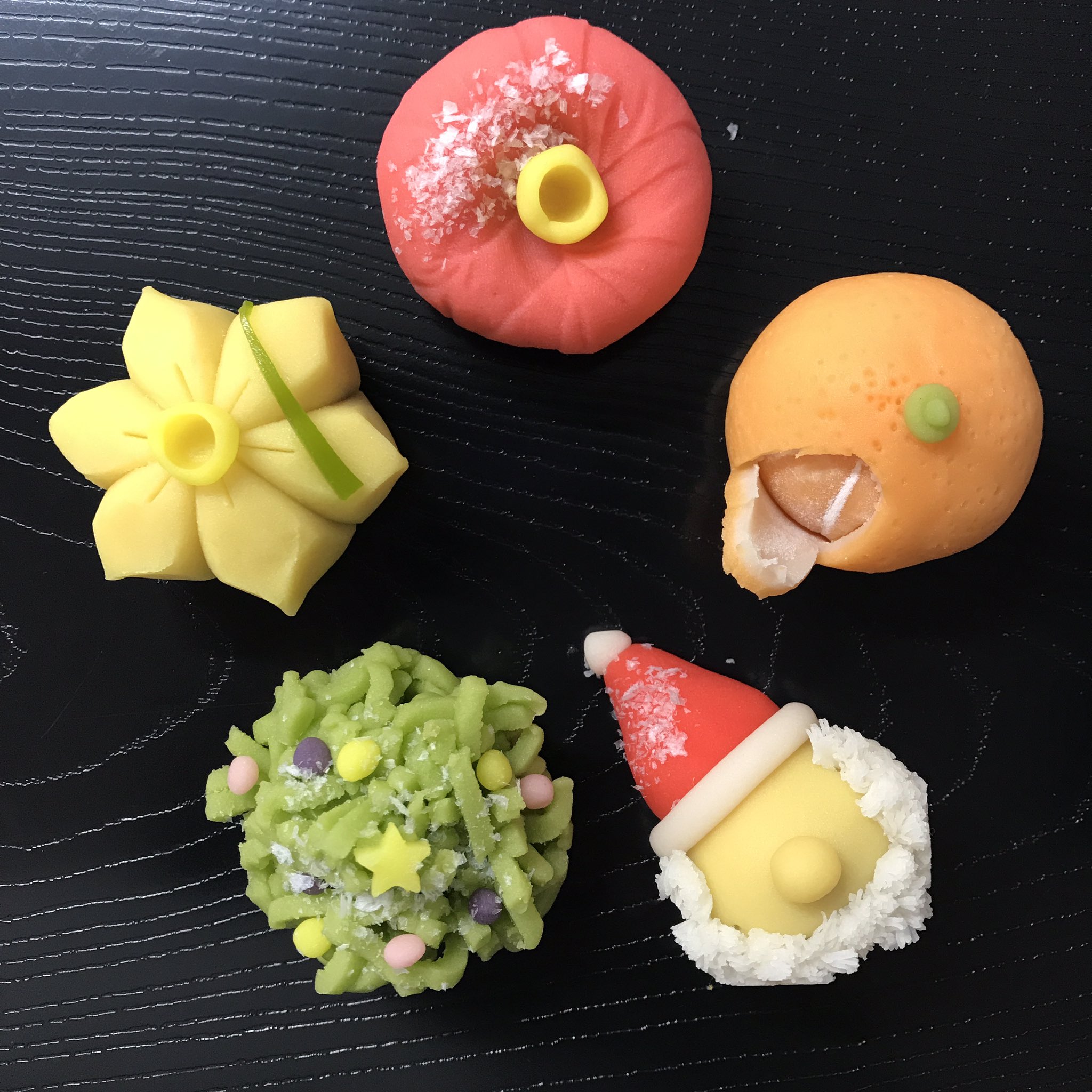 菓子処手毬 和 なごみ 12月の和菓子は雪椿 水仙 みかん クリスマスツリー サンタクロース 上生菓子 和菓子 出張和菓子作り体験 実演販売 姫路 高砂 加古川 イベント カルチャー クリスマス T Co Wpae4o2mac Twitter