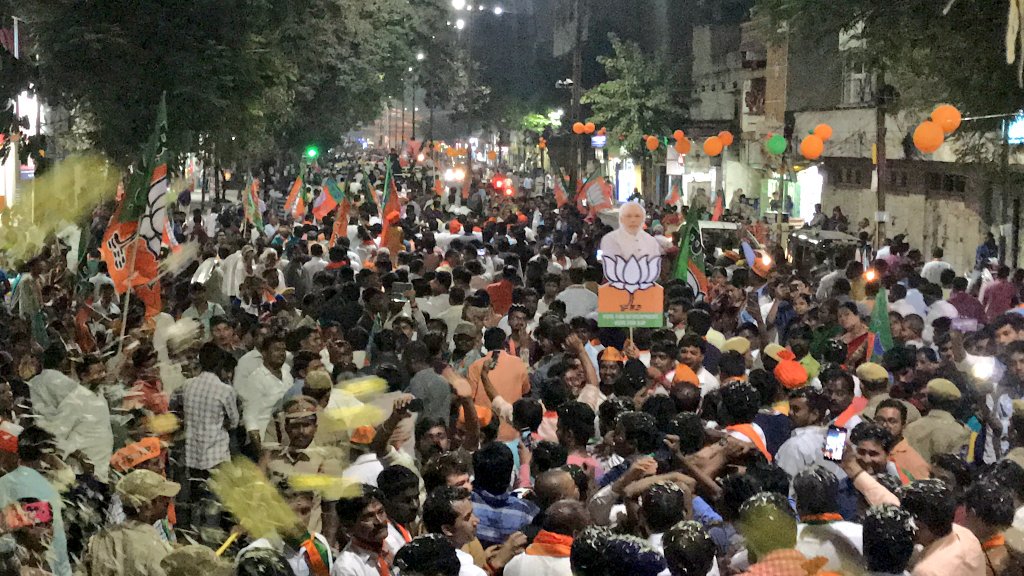 AmitShah's tweet photo. More pictures from the road show in Musheerabad, Hyderabad (Telangana). https://t.co/JieAmZetqb