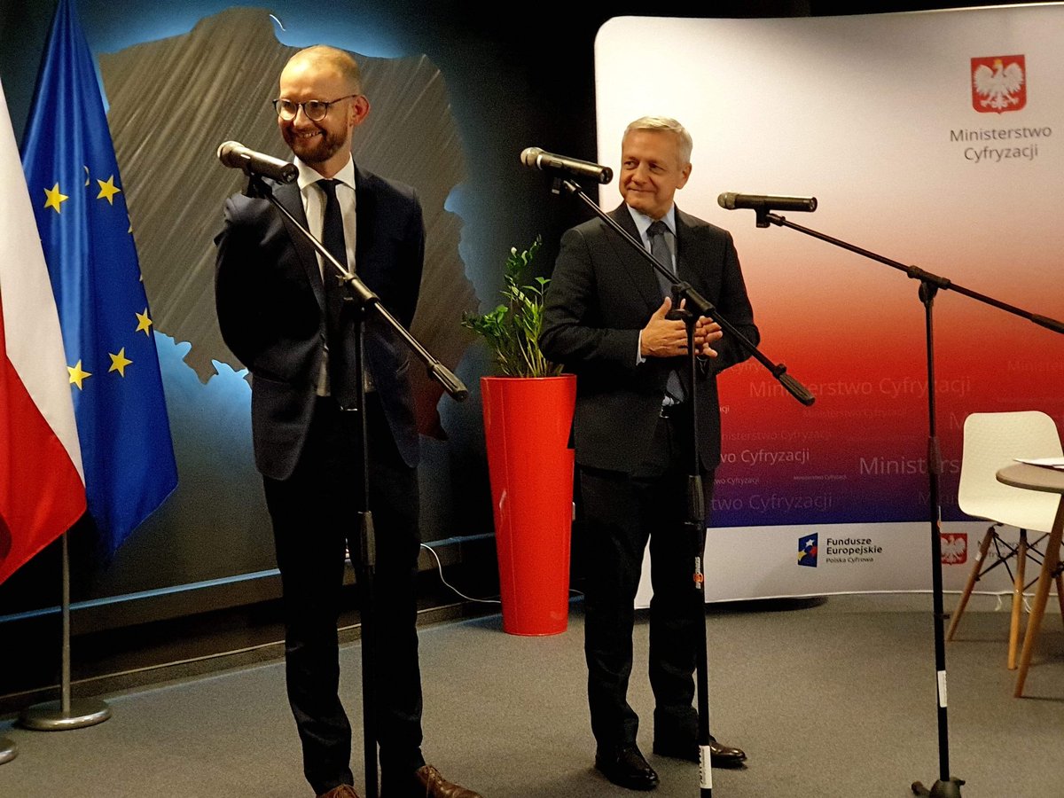 CYFRA_GOV_PL's tweet photo. Porozumienie, które dziś podpisujemy sprawi, że Polska będzie pierwszym krajem na świecie, w którym będzie możliwość weryfikacji odmownej decyzji o blokadzie tresci. @ZagorskiMarek @NASK_pl @facebook https://t.co/bjl0rL5oYW