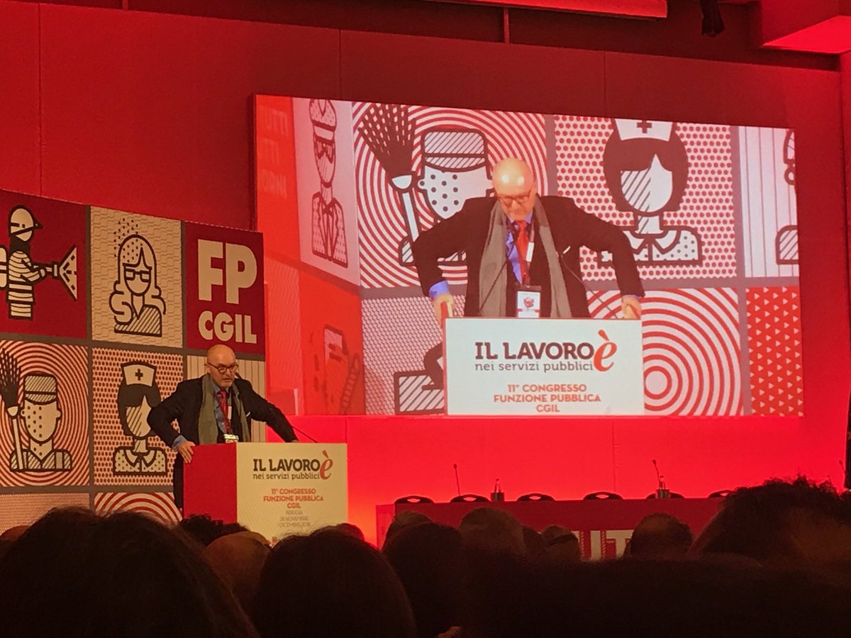 michelevannini's tweet photo. Il grande Fabrizio Fratini saluta la platea pronta a cominciare il XI Congresso della Fp-CGIL. #CiSiamo #XiCongresso https://t.co/D64lcRkMm0