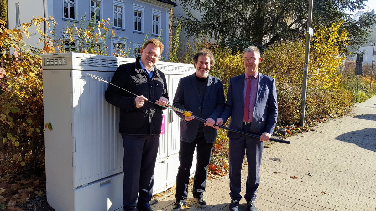 telekomnetz's tweet photo. Die #Telekom baut ihr Netz im Stadtkern von #Altena sowie in den Ortsteilen #Knerling und #Linscheid aus. Rund 2.400 Haushalte bekommen ab Ende 2019 schnelles Internet. Das maximale Tempo beim Herunterladen steigt auf bis zu 250 MBit/s. #wirbauenweiter #Dabei #Glasfaser ^André https://t.co/leJP9RPShX