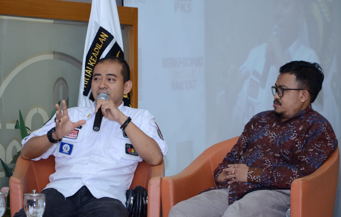 PKSejahtera's tweet photo. Masih berlangsung diskusi publik  #ProgramKampanyePKS tentang penghapusan pajak sepeda motor dan pemberlakuan SIM seumur hidup. Bersama dengan peneliti INDEF dan Ketua Umum RSA (Road Safety Association) 

Saksikan Live Streamingnya disini : 
https://t.co/ufS1U0afLH #2019PilihPKS https://t.co/FDprM5Zu13