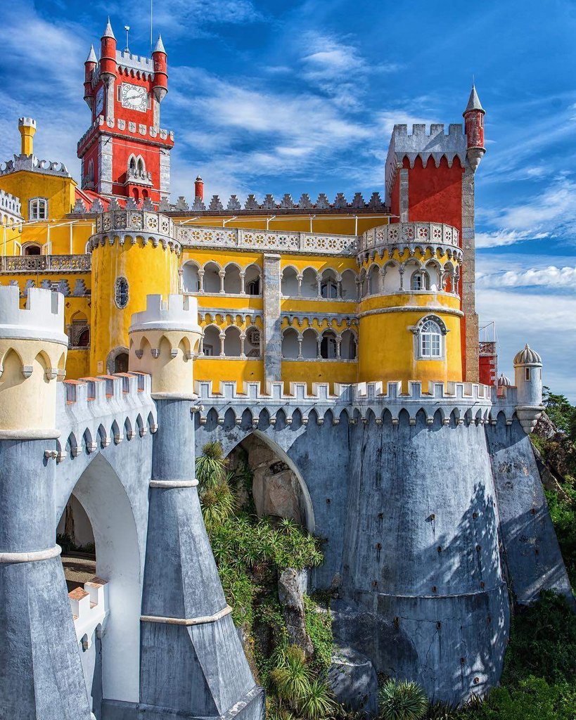 The colorful Pena palace of Sintra  is one of the main cultural attraction in Portugal. Every shot of it, is spectacular!

📷 by @simplementeunafoto

<a href="/visitportugal/">Visit Portugal</a>