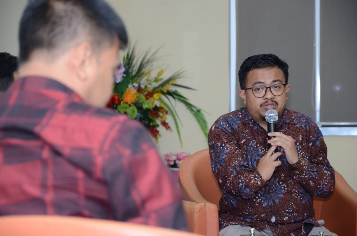 PKSejahtera's tweet photo. Masih berlangsung diskusi publik  #ProgramKampanyePKS tentang penghapusan pajak sepeda motor dan pemberlakuan SIM seumur hidup. Bersama dengan peneliti INDEF dan Ketua Umum RSA (Road Safety Association) 

Saksikan Live Streamingnya disini : 
https://t.co/ufS1U0afLH #2019PilihPKS https://t.co/FDprM5Zu13