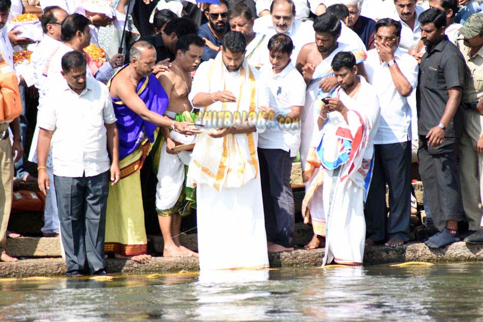 chitraloka's tweet photo. Ambareesh Ashes Immersed in Srirangapatna
click link - https://t.co/ii8LVW1u2G
#Chitraloka #Ambareesh #ambareeshfinalrites #Srirangapatna https://t.co/eheDQDUm53