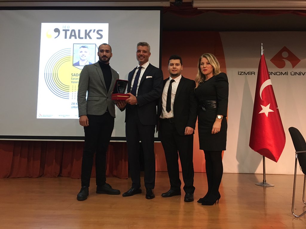 izmirekonomiuni's tweet photo. Paylaşımlarının ardından Saadettin Saran, plaketini İEÜ Öğrenci Konsey Başkanı Kaan Günay ve İEÜ MYO Müdürü Burçin Önder’den aldı. @ieu_konsey @ieumyo #saadettinsaran https://t.co/Z9kZMLlMP2