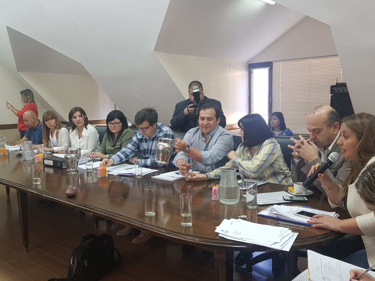 GomezMarcela80's tweet photo. #Ahora reunidos en la #Comision4 #Educación junto a referentes de las #EscuelasExperimentales abordamos el proyecto de ley estableciendo el régimen aplicable a todos los docentes que ejerzan funciones en esas instituciones (As.545/18) https://t.co/xev6pRMP2l
