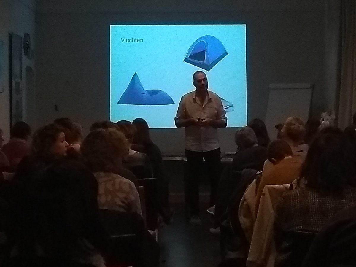 AutismeCentraal's tweet photo. We proberen zoveel mogelijk preventief te werken om een crisissituatie te vermijden. Volgens @steven_degrieck kan een vluchtruimte helpen. Bespreek vooraf met de persoon in kwestie wat voor hem/haar een vluchtruimte betekent. #ACmc2018 #autisme https://t.co/8KUIxOAL1y