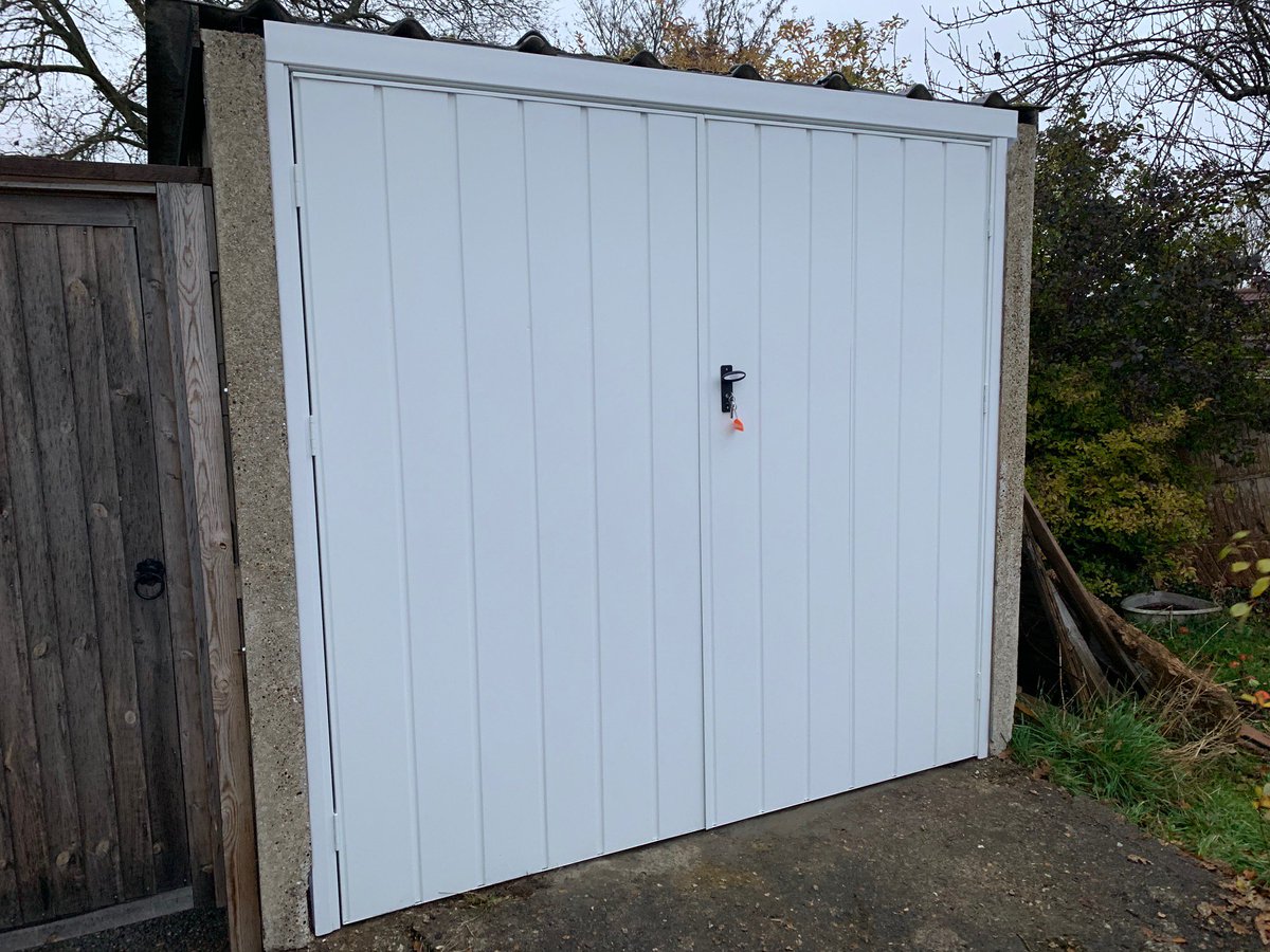 wolverinegarage's tweet photo. What a transformation! Yesterday we installed a #Fortdoors medium rib, vertical side hinge door in white. #garagedoors #Reading https://t.co/5m76OTY9R0
