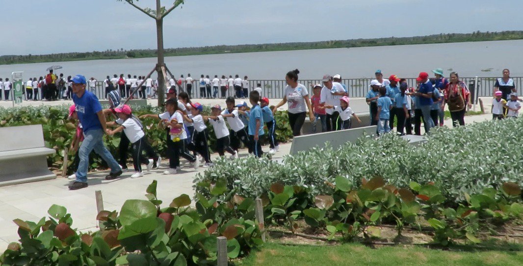 DianaPelaezP's tweet photo. La brisa acompañaba las narraciones. Abrir las puertas del malecón para que los niños leyeran, fue enriquecedor.
Cuentos, risas, olores y sonidos.
#CuentosAlRio https://t.co/OBw6ZxLTzE
