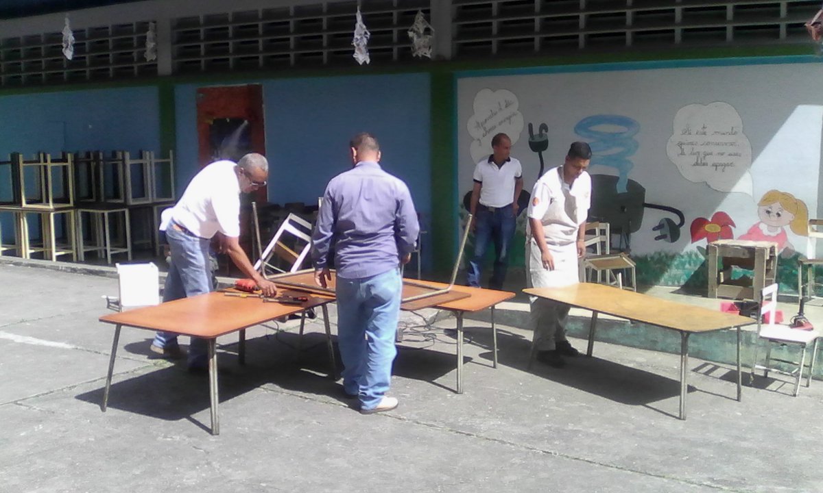 Rigomos's tweet photo. Se inicia Plan de recuperación de mesas-sillas en la U. E Salvano Velazco de la parroquia Bocono con participantes del CFS Samuel Robinson. 
#IncesRecuperaMiEscuela https://t.co/ij8LIDcNt3