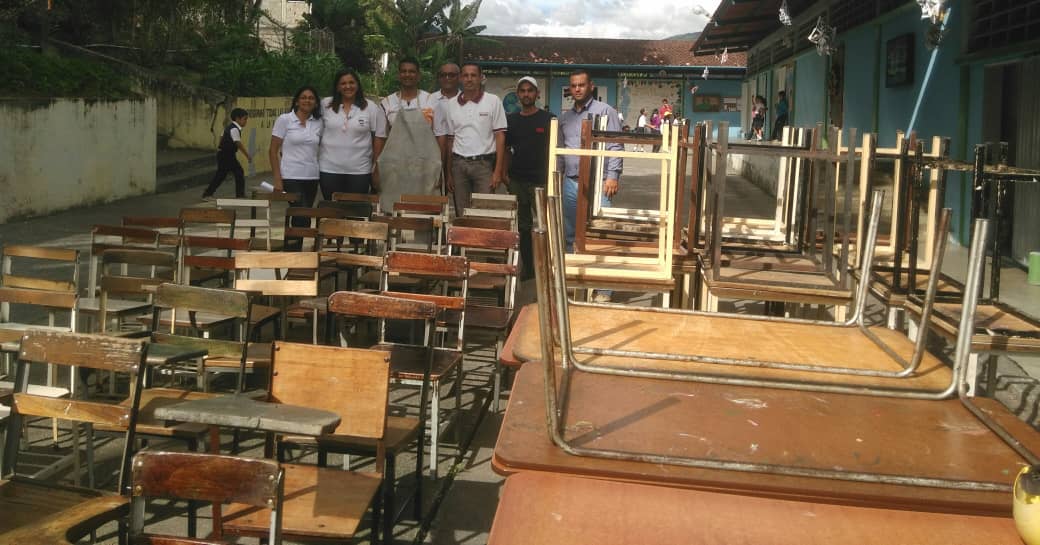 Rigomos's tweet photo. Se inicia Plan de recuperación de mesas-sillas en la U. E Salvano Velazco de la parroquia Bocono con participantes del CFS Samuel Robinson. 
#IncesRecuperaMiEscuela https://t.co/ij8LIDcNt3