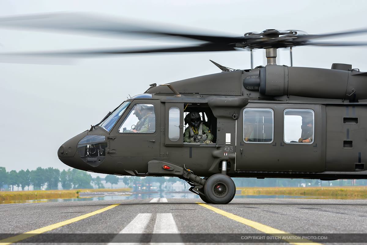 FHAeromedia's tweet photo. This is the Sikorsky UH-60M Black Hawk (HKP 16) 161240/15 of the @Forsvarsmakten during APROC 2018 that was held last June at Gilze-Rijen Air Base, The Netherlands @Sikorsky @Kon_Luchtmacht @verticalmag @NikonProEurope #sikorsky #EPRC #APROC2018 #aviationphotography #aviation https://t.co/n3fSBIJuas