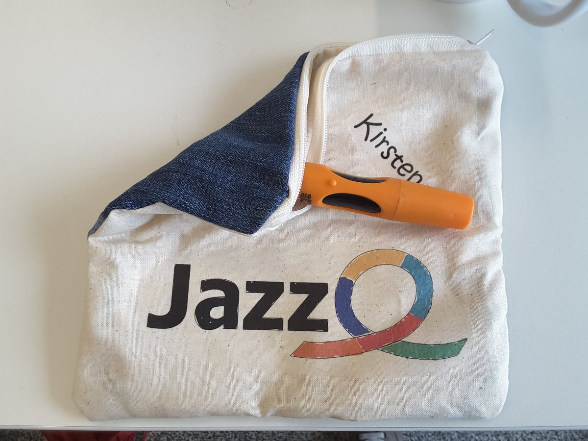 khgdrn's tweet photo. Erster Prototyp für #Stiftetasche #teamjazz #handmade powered by VHS-Näh-Refreshkurs, alte Jeans und Transferfolie. Und natürlich unserem Logo #schickgemachtby Christophe //@eSGeEla @frankgollas @kraus_ingo @tuedelu @AndreaOtt_ @ christophe https://t.co/fyyhGV5JVK