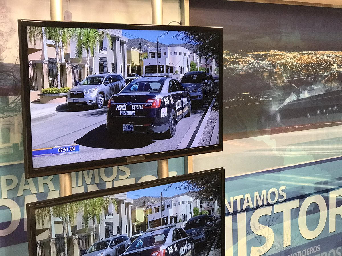 Edgarmolinas's tweet photo. Al menos cuatro hombres ingresaron a robar a una casa en la colonia Colina Blanca. Amordazaron a una empleada doméstica de 60 años y una menor de edad. 

Solo se llevaron un celular y una laptop 

Al aire @MarcoPinaM en @BDNSonora https://t.co/FugnkzP399