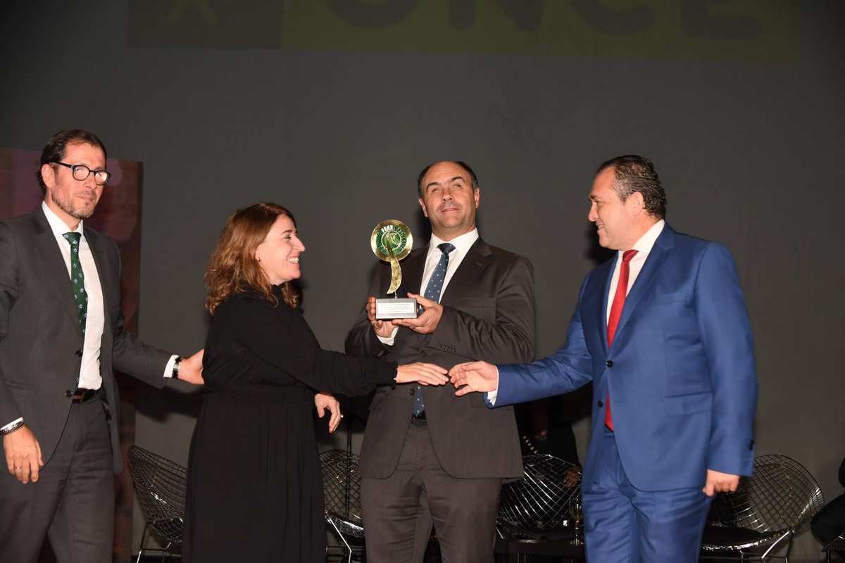 FotografÃa durante la recogida del premio a Esplore