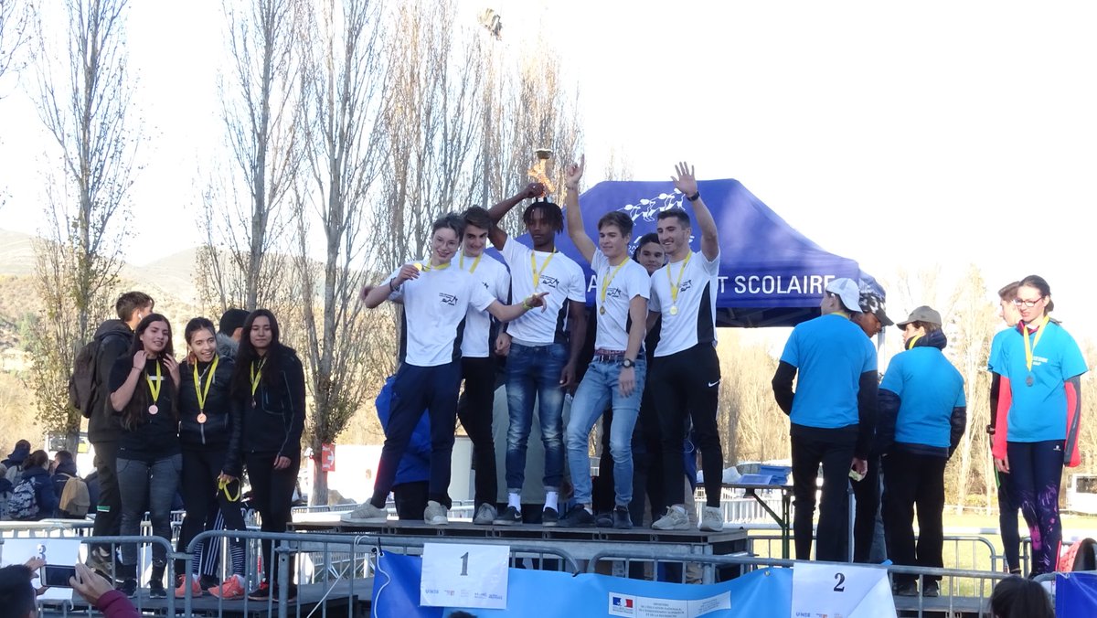 Suite et fin de cette superbe journée de #CrossUNSS Académique !
Un immense merci à tous les jeunes mais également aux organisateurs et intervenants 💚
#LeDéFit #sports #santé