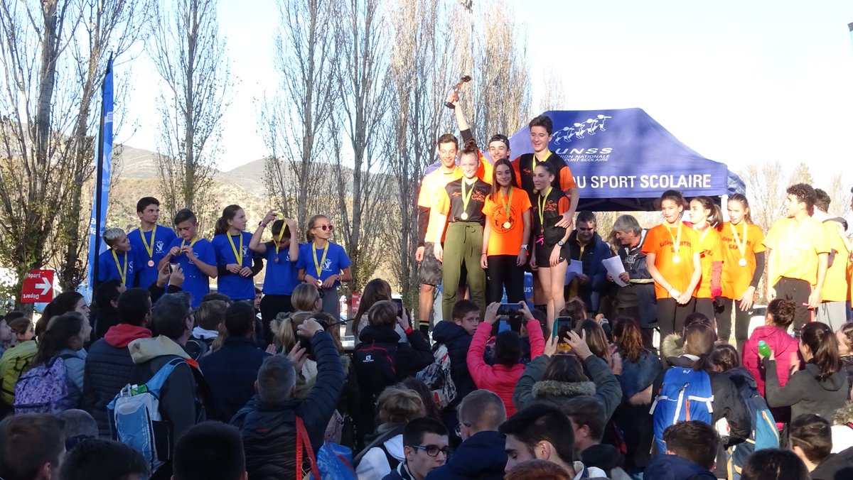 AixUnss's tweet photo. Suite et fin de cette superbe journée de #CrossUNSS Académique !
Un immense merci à tous les jeunes mais également aux organisateurs et intervenants 💚
#LeDéFit #sports #santé https://t.co/NVBHutYOrO