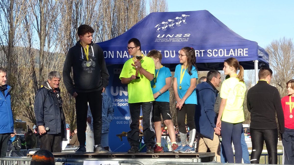 AixUnss's tweet photo. Suite et fin de cette superbe journée de #CrossUNSS Académique !
Un immense merci à tous les jeunes mais également aux organisateurs et intervenants 💚
#LeDéFit #sports #santé https://t.co/NVBHutYOrO