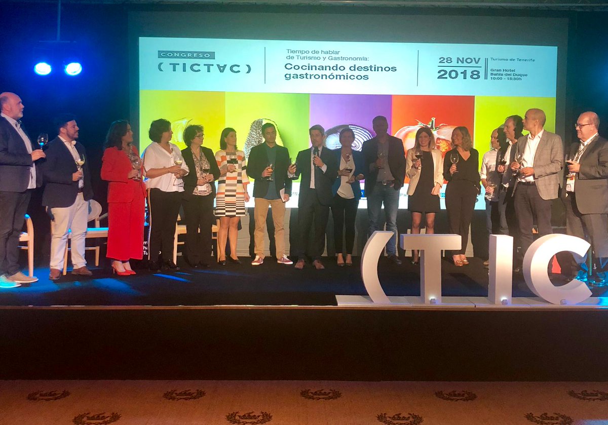Finaliza #TicTacTenerife con un brindis final en el escenario con Vinos de Tenerife. ¡Muchas gracias a todos por la asistencia! #TurismodeTenerife #TicTacTenerife #TenerifeGastroExperience