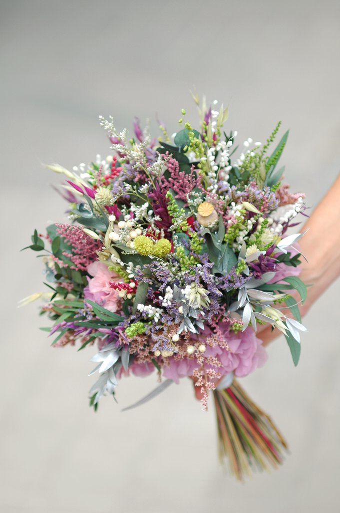Cada vez más novias nos piden ramos de flores naturales preservadas. Y nosotras intentamos que tengan vida, color, que las flores "bailen". ¿El resultado? Ramos como éste 😍
#weddingbouquet #custommade #bridetobe #ramosarbolande #floresparaserfeliz