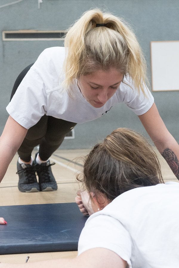 HMS_Collingwood's tweet image. Students from nearby @FarehamCollege were put through their paces by our Physical Training Instructors (clubswingers!) doing the Naval Swim Test, press and sit ups then straight into a 1.5mile run! #FitnessMotivation
#rnft #fitToFight
@NAVYfit