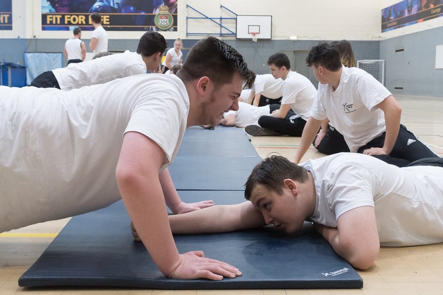 HMS_Collingwood's tweet image. Students from nearby @FarehamCollege were put through their paces by our Physical Training Instructors (clubswingers!) doing the Naval Swim Test, press and sit ups then straight into a 1.5mile run! #FitnessMotivation
#rnft #fitToFight
@NAVYfit