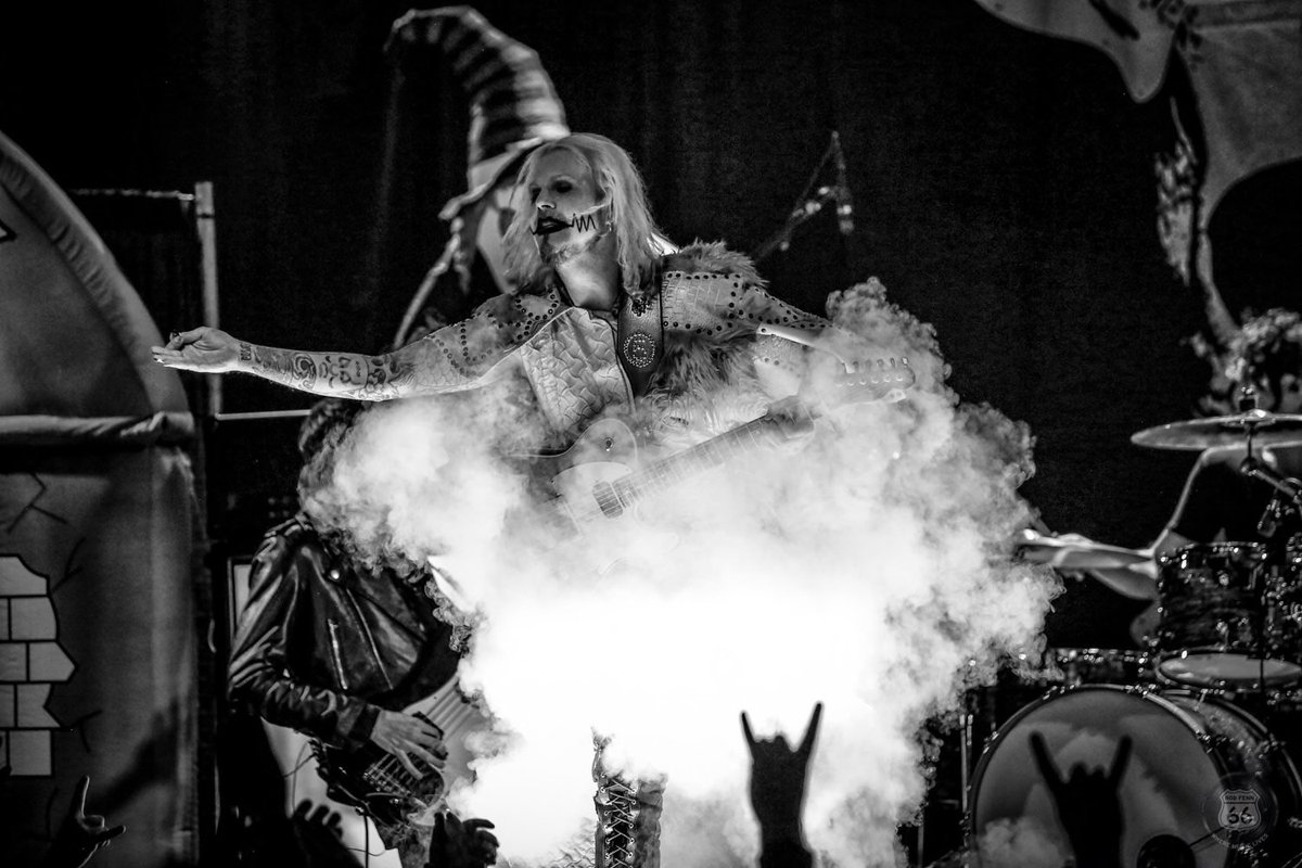 john5guitarist's tweet photo. The genius @Rob_Fenn came to the #famousmonsterstour when we were at Salt Lake City this past month. Check out this stunning photo from the night!:
https://t.co/uTq8FogLby #john5 #john5andthecreatures #robfenn https://t.co/2wCgogXLKV