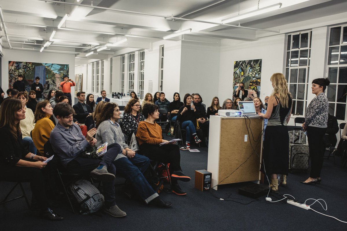 BritEsMagazine's tweet photo. Nota de nuestra editora Carolina Núñez (@britesmag) sobre el evento de presentación de la #BMM2018 que tuvo lugar el pasado 22 de nov en The County Hall Gallery en #Londres Fotos © Noela Roibás (@JuliadelaJungla ) #MAV #BritEs #SusanaSanroman
https://t.co/NquCfWCRxE https://t.co/XoMJwNTABa
