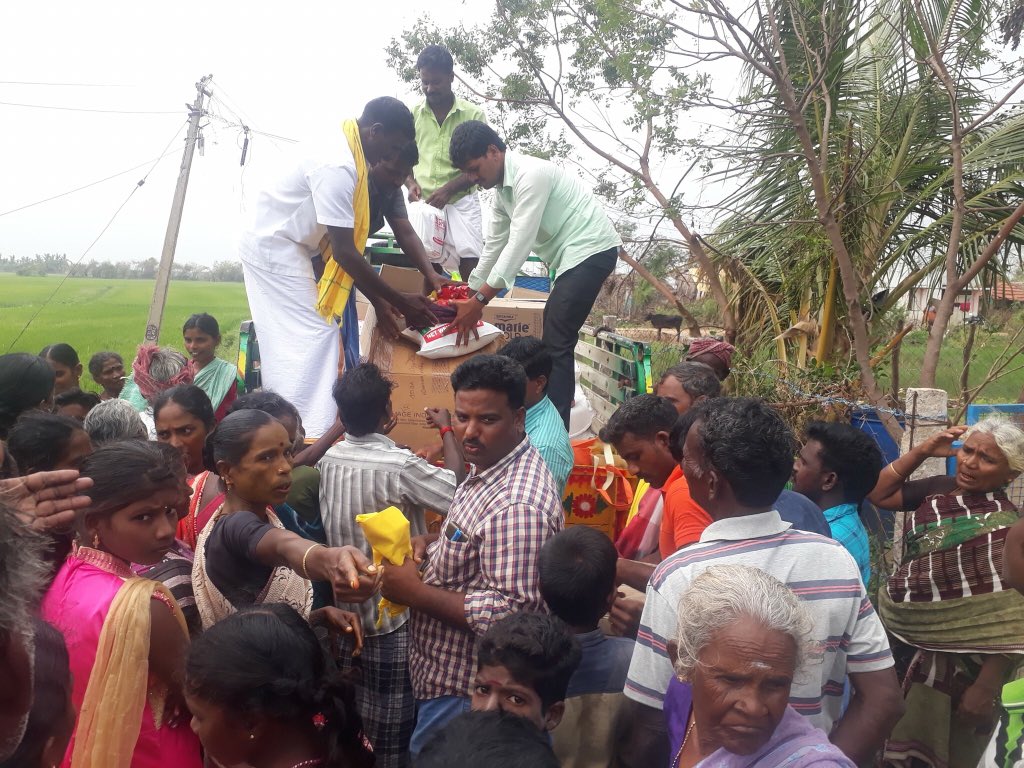 sathyatamilan01's tweet photo. #ஆங்கியனூர் எங்கள் கிராமம் நண்பர்கள் திருவாரூர் மாவட்டம் முத்துப்பேட்டை ஒன்றியம் மேலப்பெருமலையூர் ஊராட்சியில் கஜா புயலால் பாதிக்கப்பட்ட மக்களுக்கு நிவாரணம் வழங்கினார்கள் 👍

#டெல்டாவை_மீட்போம் #savedelta #HelpDelta 🙏 https://t.co/F2egqRSdBr