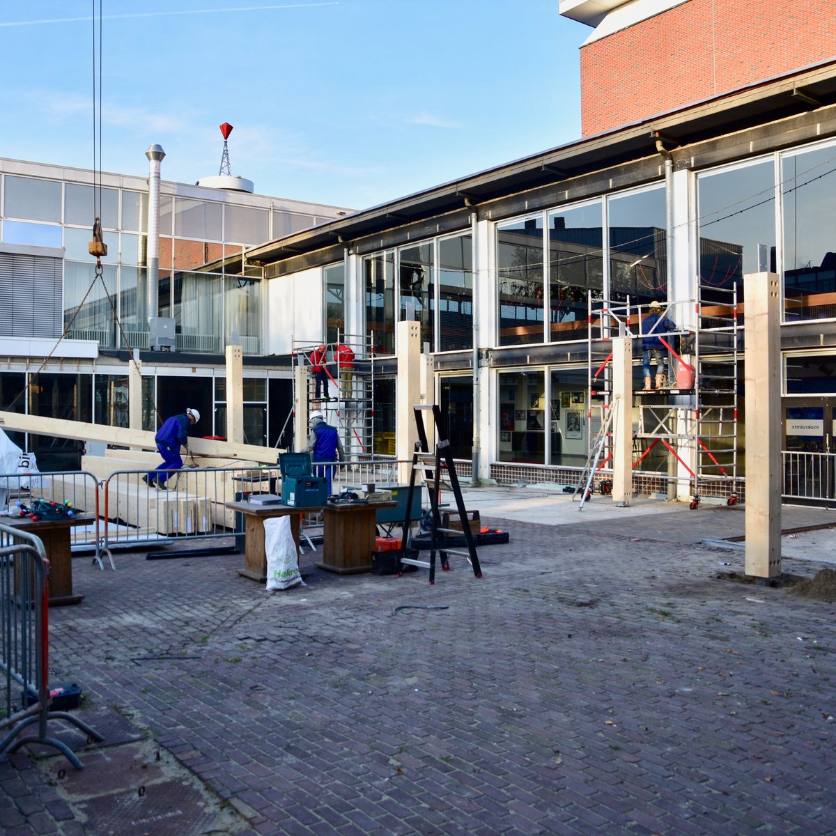 De eerste palen van de aanpassing van De Oosterpoort staan in de grond! De uitbreiding van de foyer en kantoren is nodig voor de resterende duur dat het gebouw nog gebruikt gaat worden. <a href="/gem_groningen/">Gemeente Groningen</a> @draaijerpartner <a href="/oosterpoort/">Oosterpoort Communicatie</a> <a href="/VanWijnenGroep/">Van Wijnen</a> <a href="/itbbtoppers/">ITBB Toppers in Techniek...</a> #Dijkhuis