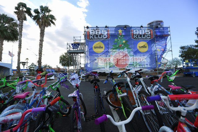 reviewjournal's tweet photo. It's that time of the year again! @985KLUC's @chetbuchanan kicks off his annual holiday toy drive tomorrow, marking the 20th year he has braved the elements atop a 20-foot-tall scaffold to collect donated toys for the charity event
BACKGROUND→https://t.co/3WMLHCIFuZ https://t.co/daubNVWYjj