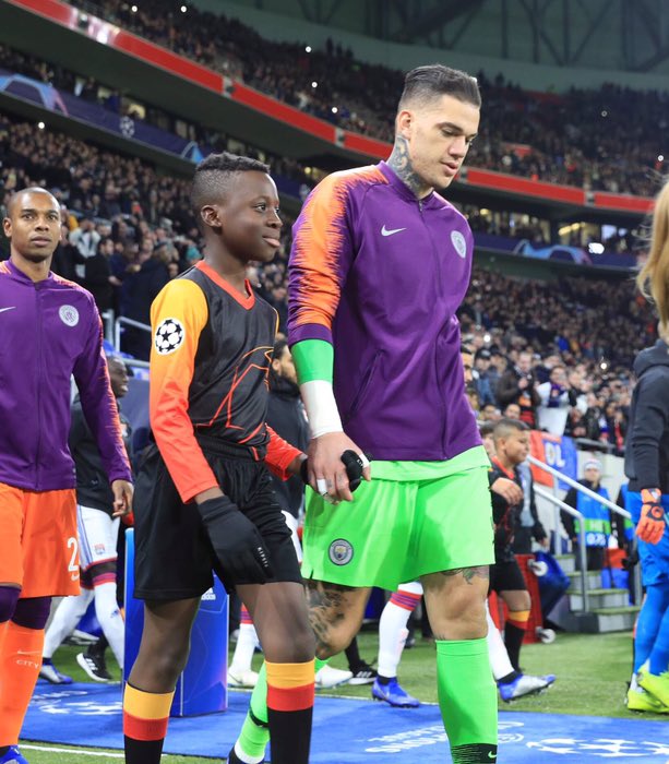 benmendy23's tweet photo. Couldnt play last night but still managed to enter the pitch as mascott with @edersonmoraes93 😂😂😂 boy looks so much like me im disturb #benjaminbutton https://t.co/8qWUx2TiEi