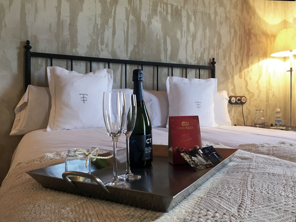 ¡Regálale un fin de semana repleto de detalles en #CortijoTrifillas! Selecciona el "Pack Love" al hacer tu reserva y disfrutad de una botella de cava elaborada en nuestras bodegas, una caja de bombones y una nota personalizada. bit.ly/2Ahw4GX #Albacete #Love #HotelRural