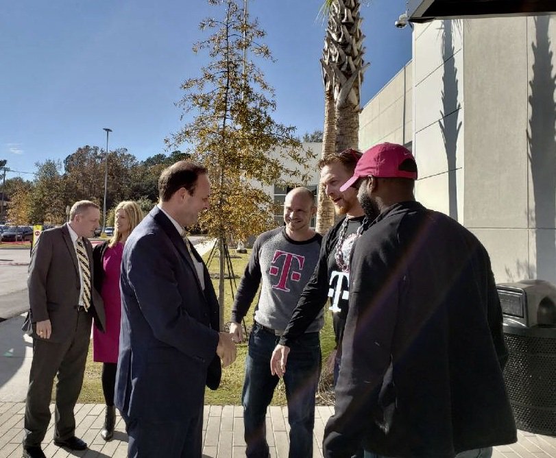 kobham's tweet photo. Itβs the time of year where you give thanks, this year @TMobile is #Thankful for the #CharlestonHeat π₯, #TeamOfExperts, @RolandFinch7, @TurnerLorrie & @michele12111 for showing @AGAlanWilson how southern hospitality is #ChangingWirelessForGood https://t.co/OOqh51BWBw