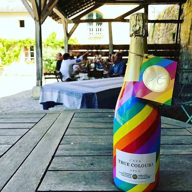 TrueColours_US's tweet photo. Give the gift your friends really want this season! Where to buy on link in bio! 📷: @gemmalovewins #truecolours #truecolourscava #loveissparklingandsocial https://t.co/dXzo3Uawgg
