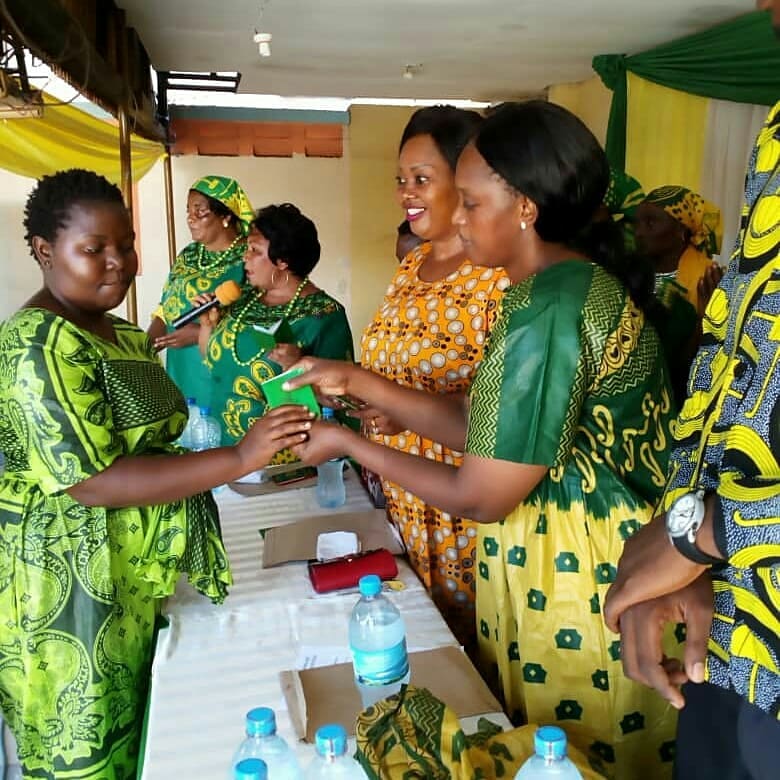 uwttaifa's tweet photo. #UWTUpdates Mbunge wa Jimbo la Segerea, Mh. @BonnahKaluwa amewapokea na kuwakabidhi kadi wanachama zaidi ya 300 wa U.W.T kata ya Kimanga.
Nyumbani kumenoga! Yajayo yanafurahisha!. 
#UWTTaifaKubwa https://t.co/Teq7WESNuE