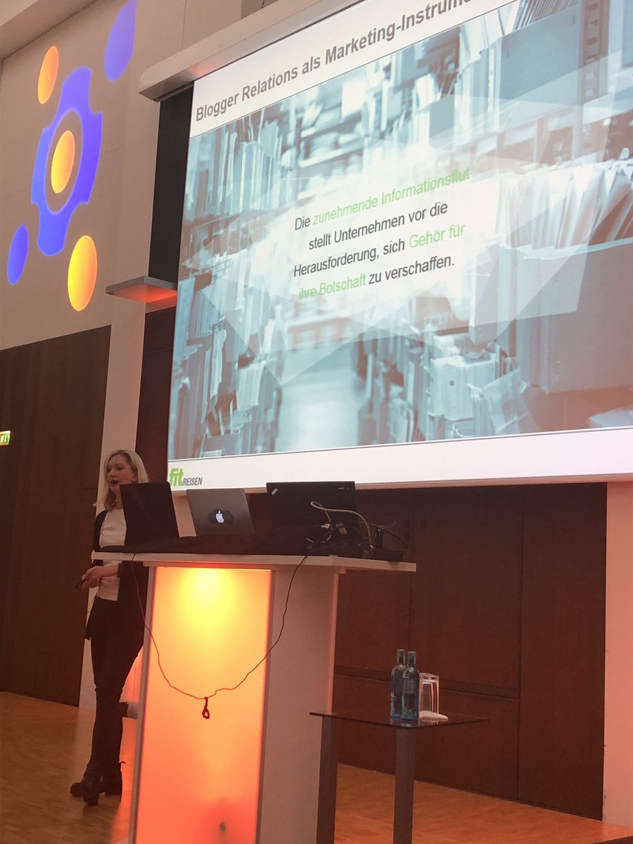 suenni's tweet photo. Ich freue mich immer über bekannte Gesichter und viele Frauen auf der Bühne - jetzt @KeTimm zum Thema Blogger Relations beim Social Day der @BIEG_Hessen #BIEGSMD https://t.co/oYoctMeUo1